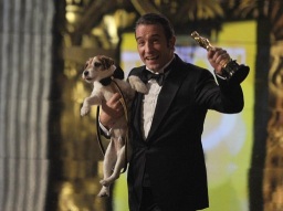 Uggie celebra junto a Jean Dujardin su Oscar